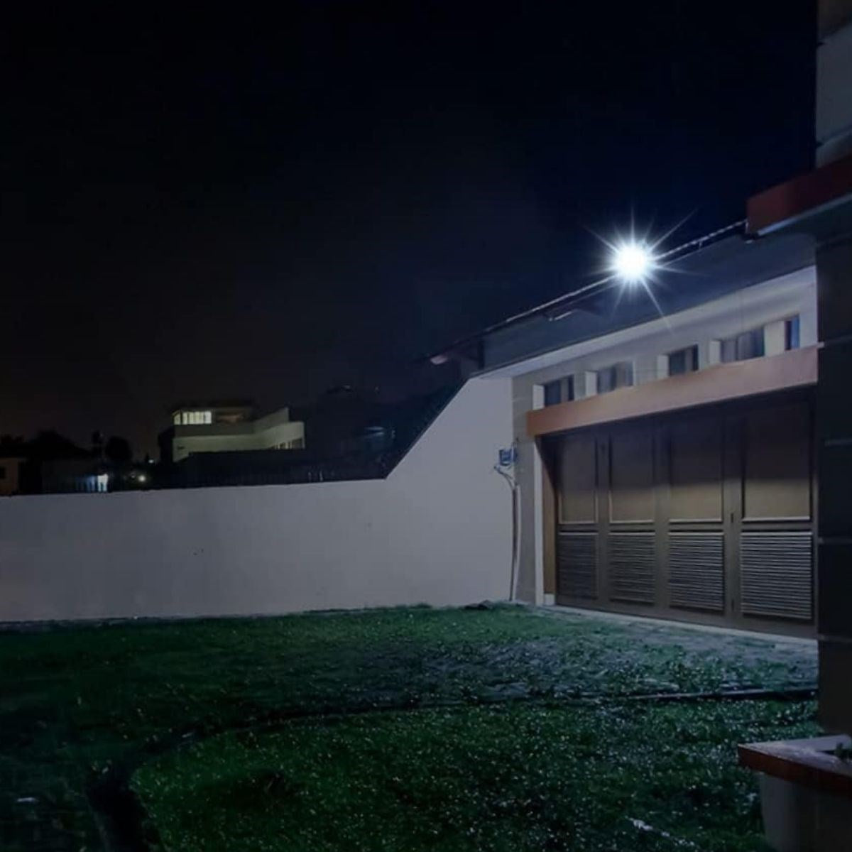 USB Şarjlı Dış Mekan Projektör Lamba – 4 Modlu, Suya Dayanıklı, Kamp ve Acil Durum Aydınlatması