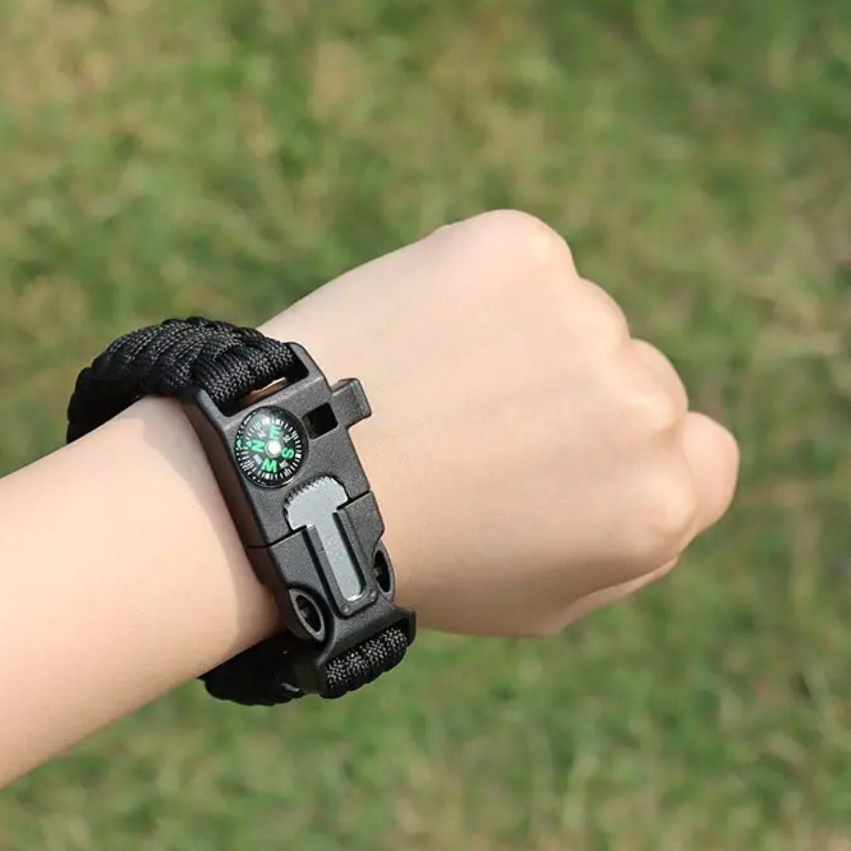 5’i 1 Arada Çok Fonksiyonlu Hayatta Kalma Bilekliği – Pusula, Düdük, Çakmak Taşı & Paraşüt İpi