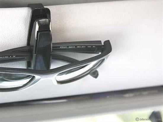 Araç İçi Mandallı Gözlük ve Kartvizit Tutucu Klips Aparat – Oto Güneşlik Klipsi görsel 3